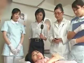Aziāti brunete dāma sitieniem matainas phallus pie the slimnīca