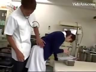 ممرضة الحصول على لها كس يفرك بواسطة healer و 2 الممرضات في ال العملية الجراحية