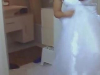 Ung kvinnlig i henne bröllop klänning körd hård