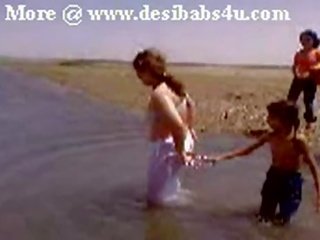 Pakistanly sindhi karachi aunty ýalaňaç river bath