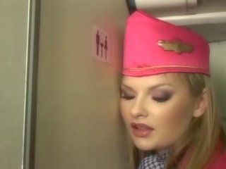 Frumos blonda stewardeza sugand manhood onboard
