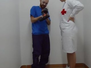 Zdravotní sestra dělá první aid na manhood