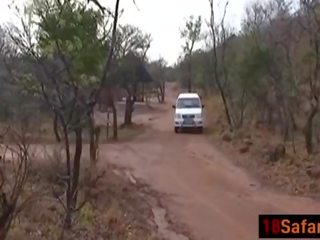 Czarne nastolatka bani i lizawek ciężko białe putz podczas safari