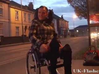 Лия каприз мигане путка в публичен от тя wheelchair с handicapped engli