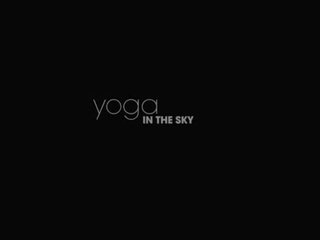 Indah seni yoga di itu langit