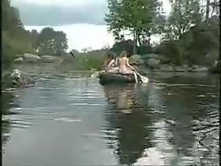 Tre marvellous jenter naken jenter i den jungel på båt til pecker jakte