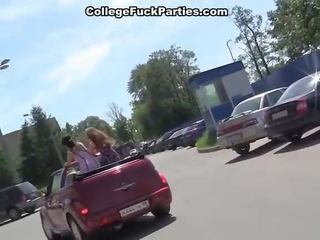 Campus meisje gestoten in de auto
