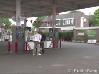 Muy embarazada novia público trío en un gas estación