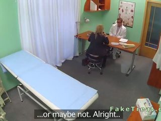 Blondin saleswoman körd i fejka sjukhus