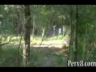 Kadın shooting akrobatik lassie becerdin dışarı kapılar içinde the orman