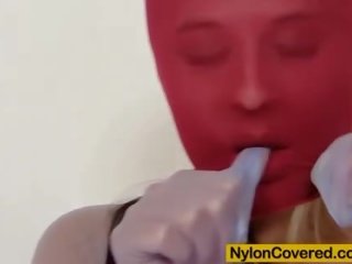 Extraordinary loira vermelho lycra máscara em dela rosto