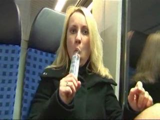 Gjerman i zbukuruar grua masturbates dhe fucked në një treni