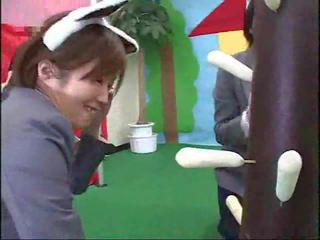 Jaapani contestants participate sisse a hull gameshow klamber