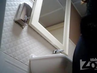 Slēpts kamera uz the tualete no a bārs.