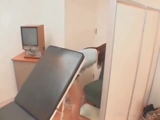 एशियन रोगी कंट खुल गया साथ स्पकुलम पर the डॉक्टर