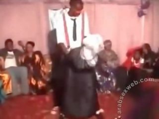 Cochon danse en hijab-asw569
