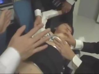 Unconscious pejabat gadis sekolah jari mulut fucked oleh beliau colleagues pada yang kerusi dalam yang pejabat