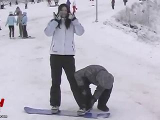 Azijietiškas pora pakvaišęs snowboarding ir seksualinis adventures video