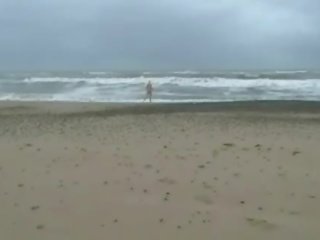 Amatorskie nastolatka diva chaos szczupłe dipping w plaża