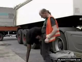 أسود نزوة امرأة ركوب الخيل في ripened truck سائق خارج
