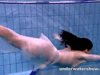 Andrea videoer fin kroppen undervann