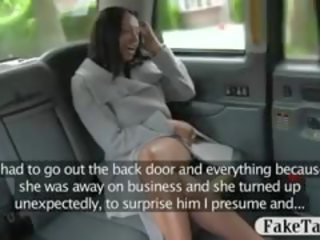 Tmavé žena s veľký prsia dostane búšil podľa falošný vodič