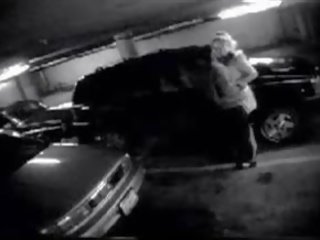 Bbc eikels blank vrouw in smooching garage - publiek voyeur