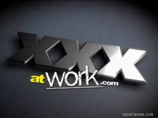 Xxx di kerja: besar titted mindy dengan cermin mata seks / persetubuhan beliau bos
