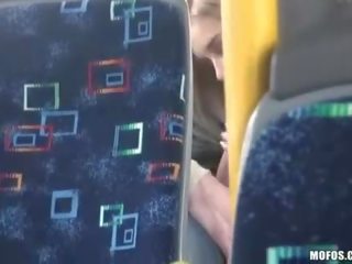 Хлопець кіно a пара має брудна кіно в в автобус