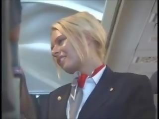 Flight attendant opp skjørtet 3