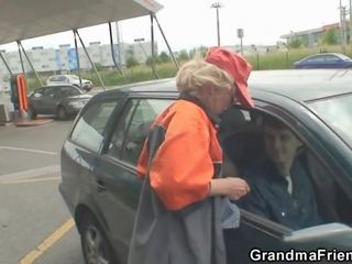 Blond bestemor har 3 noen ut av dører