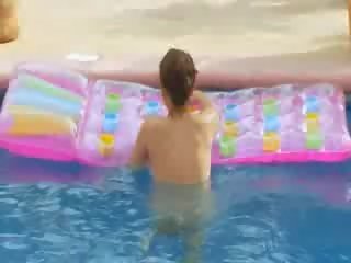 Titty puppe masturbieren im die schwimmbad