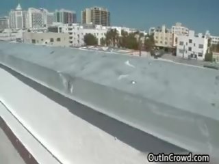يا صديق يتلقى gazoo مارس الجنس في roof من بناء
