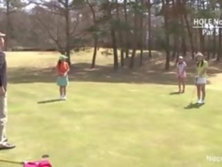Remaja golfer mendapat beliau merah jambu ditumbuk pada yang hijau!