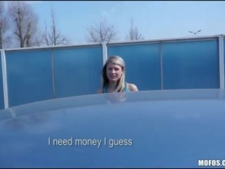 Carwash damsel paid for sucking and riding
