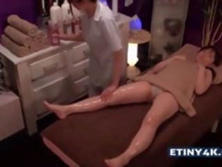 Две горещ азиатки момичета при масаж студио