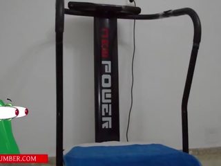 Μουνί τσιμπουκώνοντας επάνω ένα γυμναστήριο μηχανή