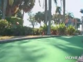 Blond bombasse en mini- jupe séduire noir merveilleux étalon à golf