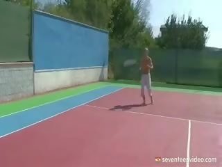 Blond tennis schulmädchen