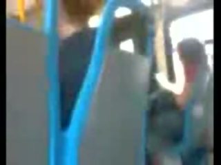 Acest stripling este nebuna pentru smucitură de pe în the autobus