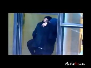 Hijab läraren fångad skedar av spion kamera