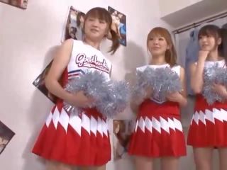Tiga besar tetek jepang cheerleaders berbagi tusukan
