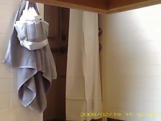 การสอดแนม สีสัน 19 ปี เก่า ผู้หญิง showering ใน หอพัก ห้องน้ำ
