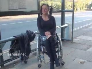 Paraprincess ulkona exhibitionism ja vilkkuu wheelchair sidottua seductress näyttää