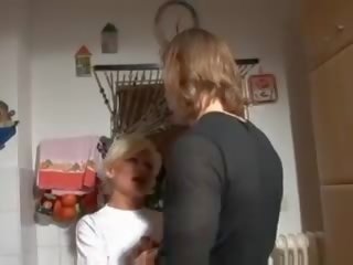 Élite rubia alemana abuelita golpeado en cocina
