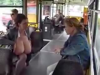 Величезний великий цицьки молодий леді доїння в в публічний tram