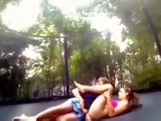 Trampolin sexamateur couple baise sur trampolin