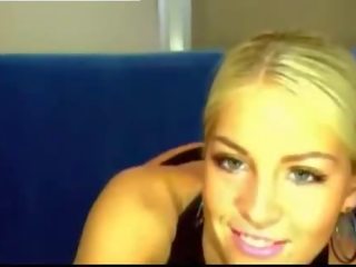 Skvostné blondýna masturbuje na webkamera