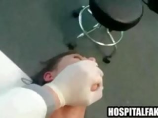 Пациент получава прецака и cummed на от тя доктор