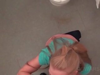 Blond ex-gf schlug über badezimmer waschbecken